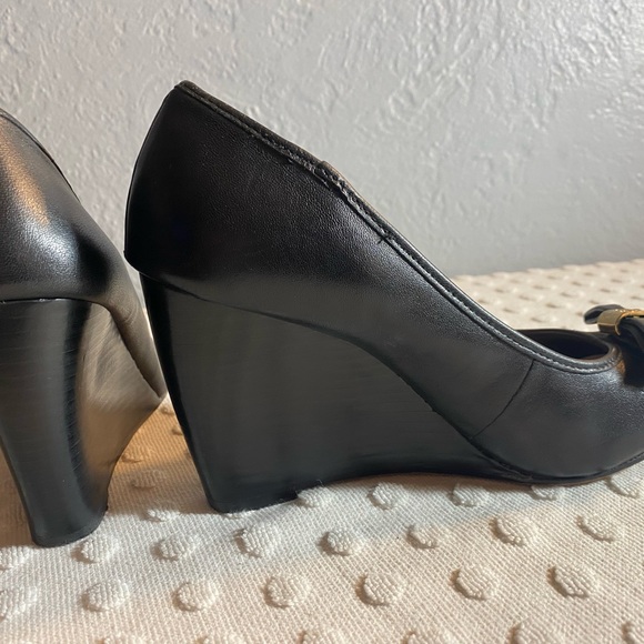 VINCE CAMUTO Black Wedge with Bow Toe - Picture 12 of 16
